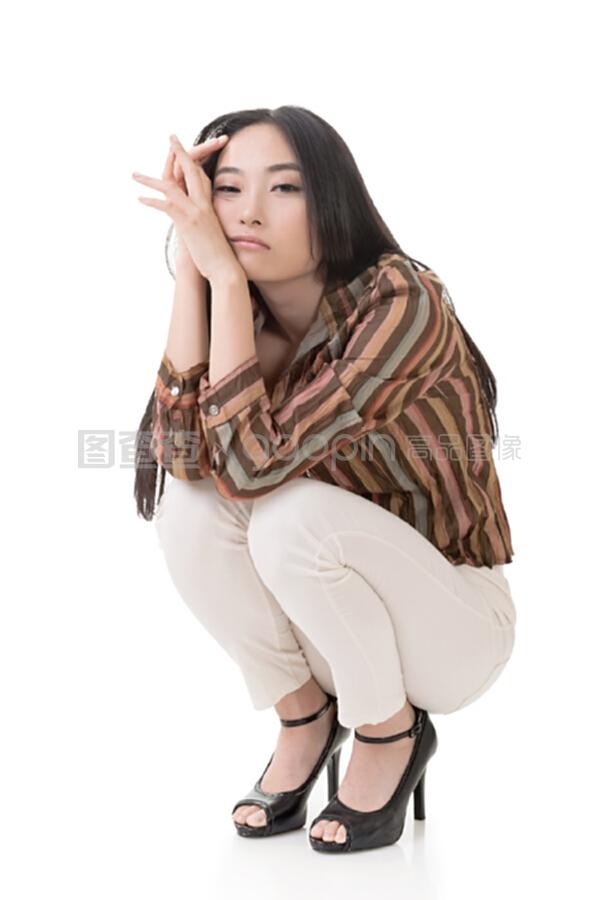 222间房主播跳舞 烟雾缭绕